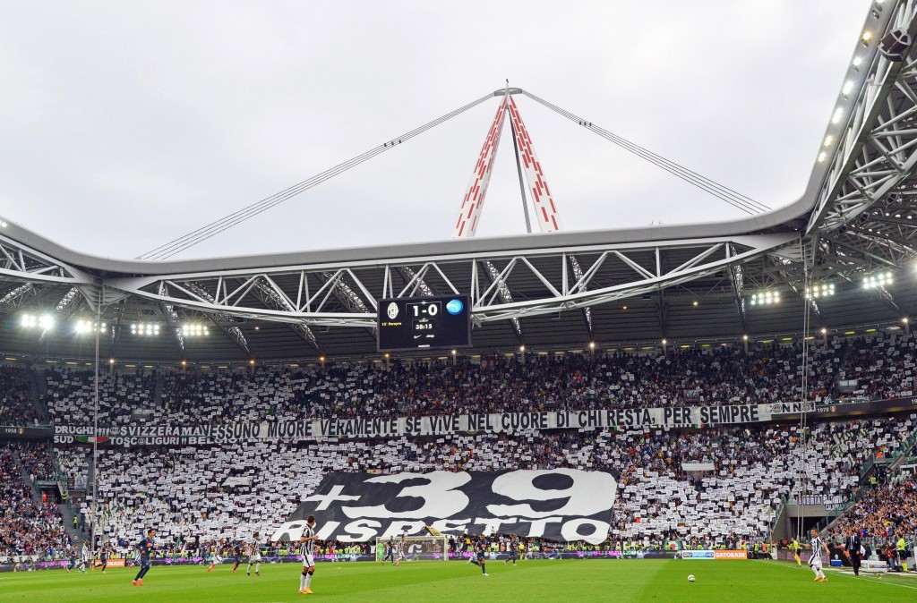 "Nessuno nuore veramente se vive nel cuore di chi resta per sempre: +39, rispetto". Con questo messaggio, esposto al 39', lo Juventus Stadium ha ricordato le 39 vittime della strage dell'Heysel, di cui il 29 maggio ricorre il trentennale. Attorno all'enorme striscione, i tifosi hanno esposto cartelli con i nomi delle vittime, travolte dalla furia degli hooligan inglesi sugli spalti dello stadio di Bruxelles, sede della finale di Coppa Campioni 1984/85 tra Juve e Liverpool. ANSA/ALESSANDRO DI MARCO